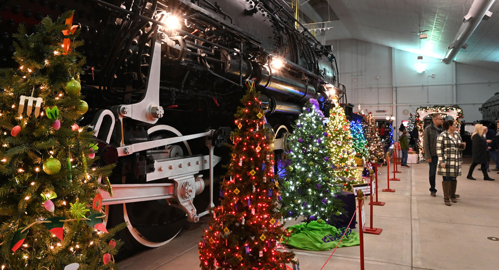 Packers' Festival of Lights tree has special meaning to Green Bay family